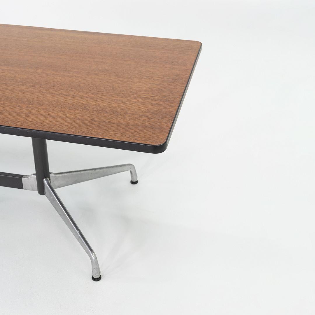 Mesa de comedor segmentada / mesa de conferencias Herman Miller Eames de los años 90 en roble oscuro Estadounidense en venta
