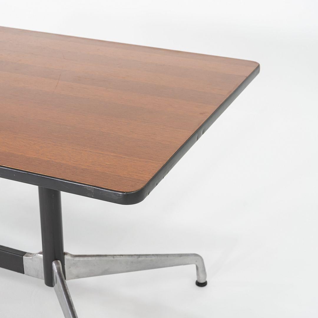 1990 Table de salle à manger / table de conférence segmentée en chêne foncé de Herman Miller Bon état - En vente à Philadelphia, PA
