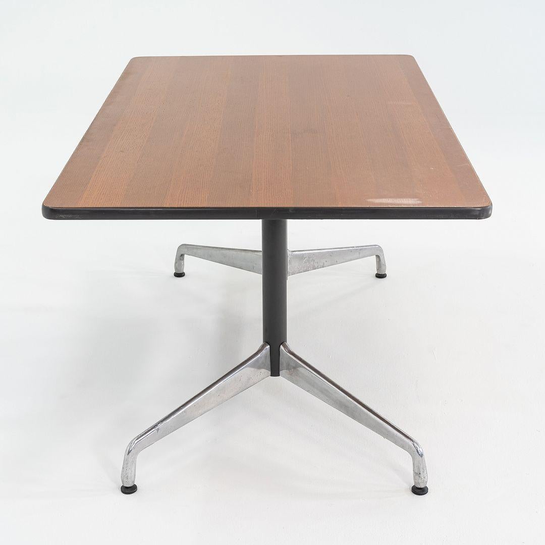 Fin du 20e siècle 1990 Table de salle à manger / table de conférence segmentée en chêne foncé de Herman Miller en vente