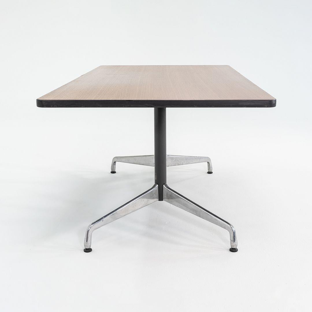 Mesa de comedor segmentada / mesa de conferencias Herman Miller Eames de los años 90 en roble oscuro finales del siglo XX en venta