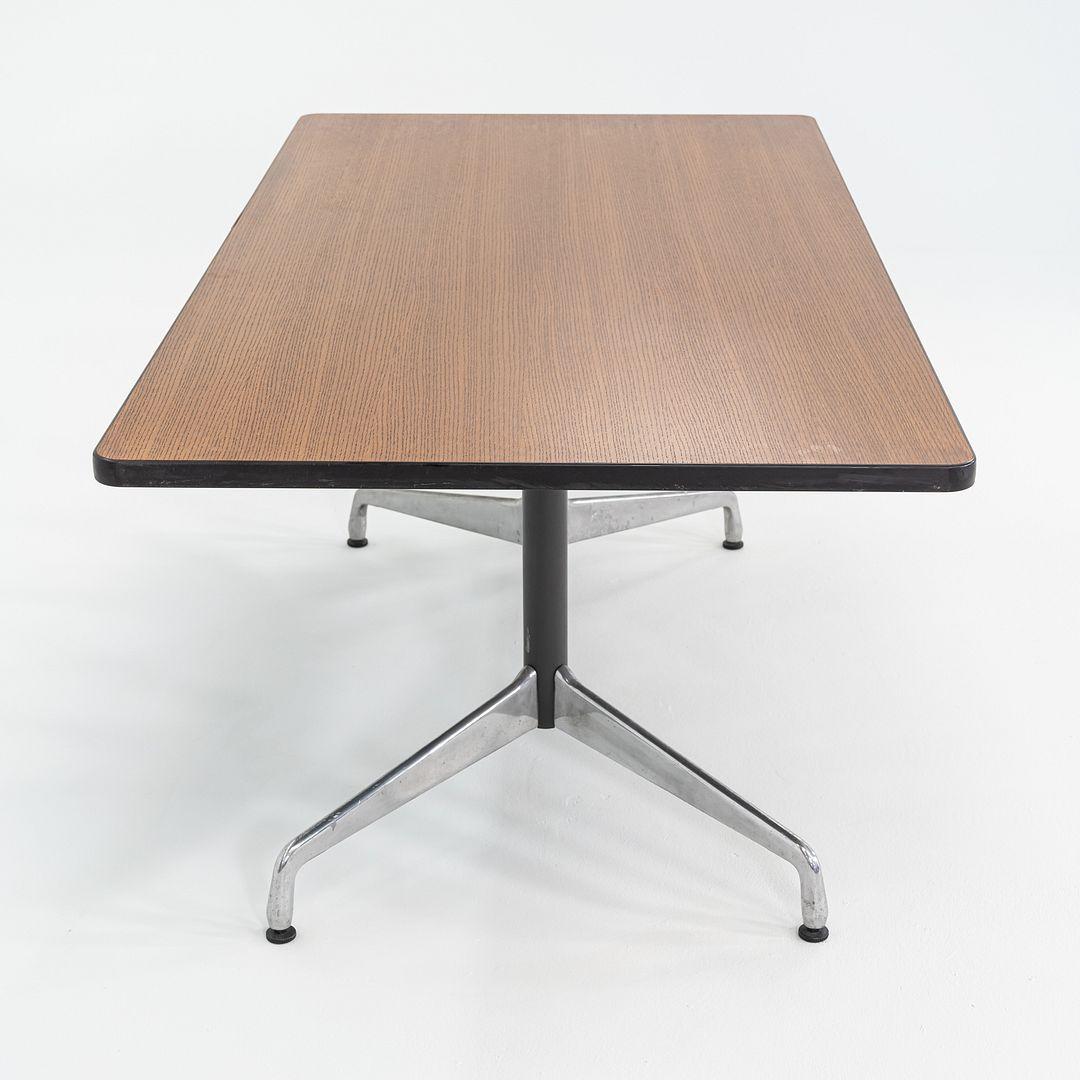 Mesa de comedor segmentada / mesa de conferencias Herman Miller Eames de los años 90 en roble oscuro Roble en venta