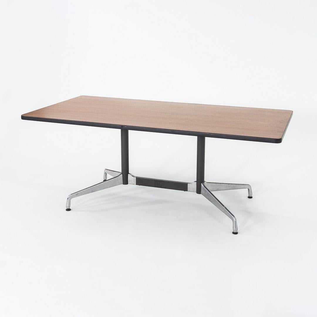 Mesa de comedor segmentada / mesa de conferencias Herman Miller Eames de los años 90 en roble oscuro en venta 2