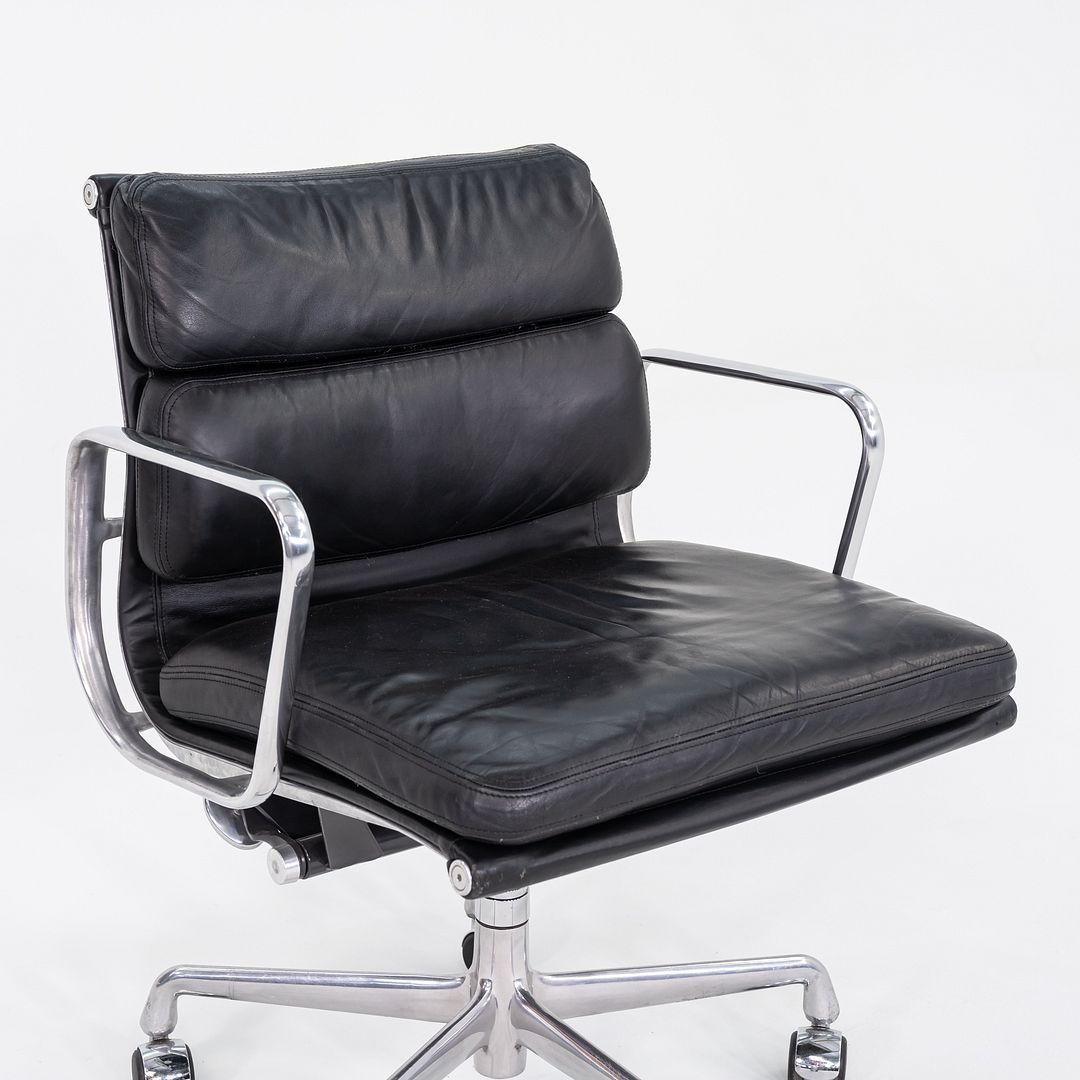 Se trata de las sillas Eames Aluminum Group Soft Pad Management, modelo EA435, diseñadas inicialmente por Charles and Ray Eames para Herman Miller en 1969. Estos ejemplos datan de la década de 1990. Su diseño presenta un armazón de aluminio fundido,