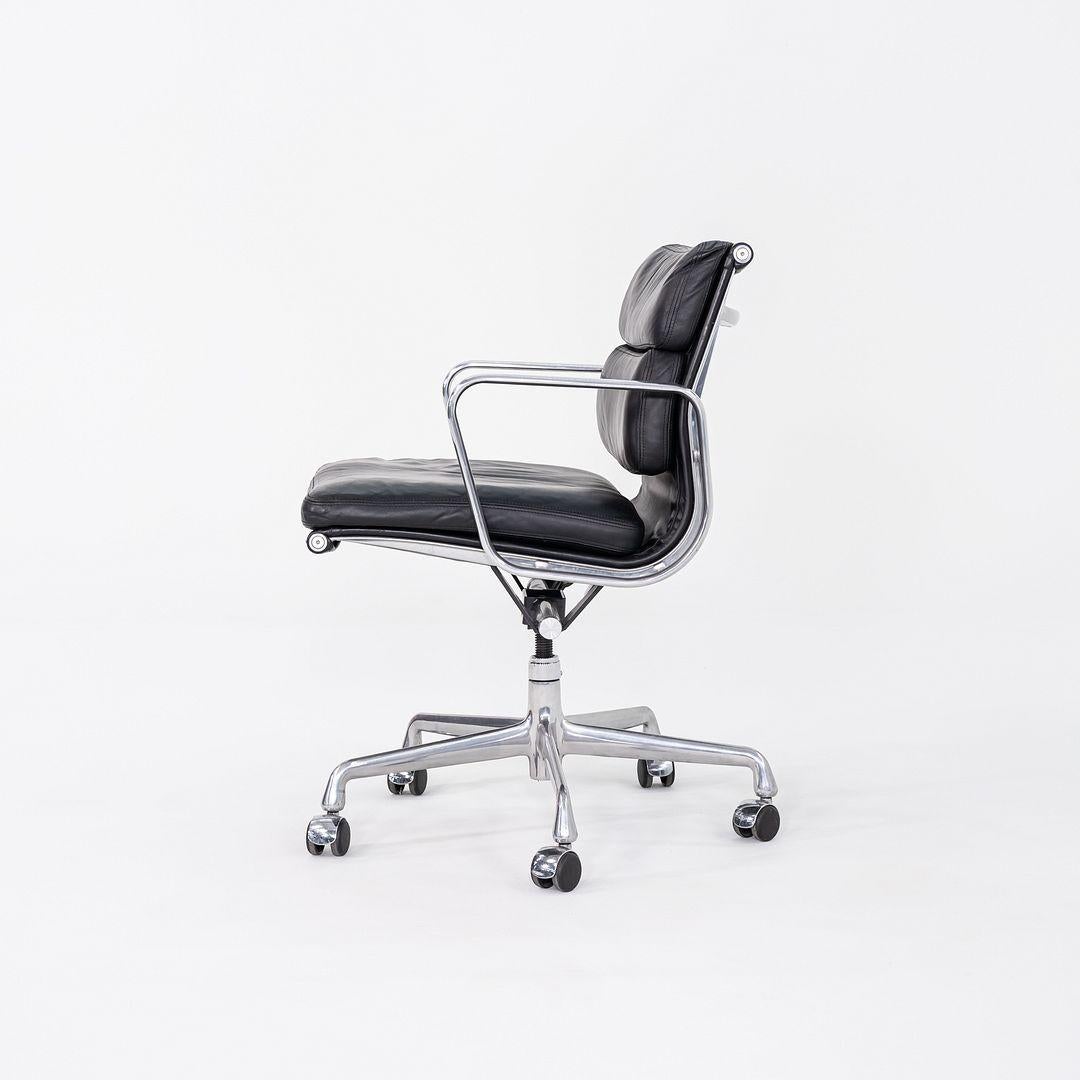 Silla de escritorio Eames Soft Pad Management de Herman Miller de los años 90 en cuero negro Moderno en venta