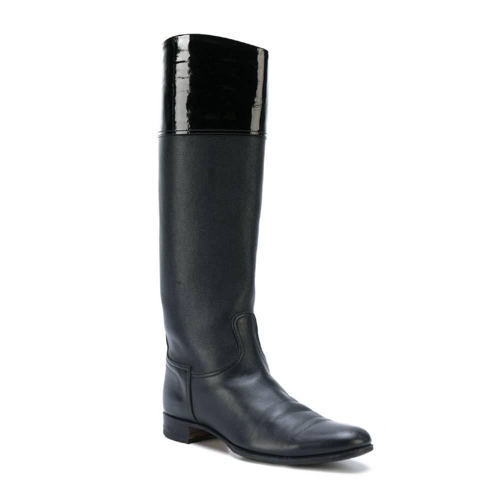 Hermès knee-high riding boots in soft leather, round toe and black patent panel.

The item shows slight signs of wear on the tip, as shown in the pictures.

Made in Italy

Years: 1990s

Size: 39 UE

Heels: 2,5 cm
Height: 40 cm 
Circumference: 34 cm