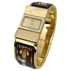 1990er Jahre Hermès Goldfarbene Emaille-Reiter-Thema-Loquet-Armbanduhr Quarz