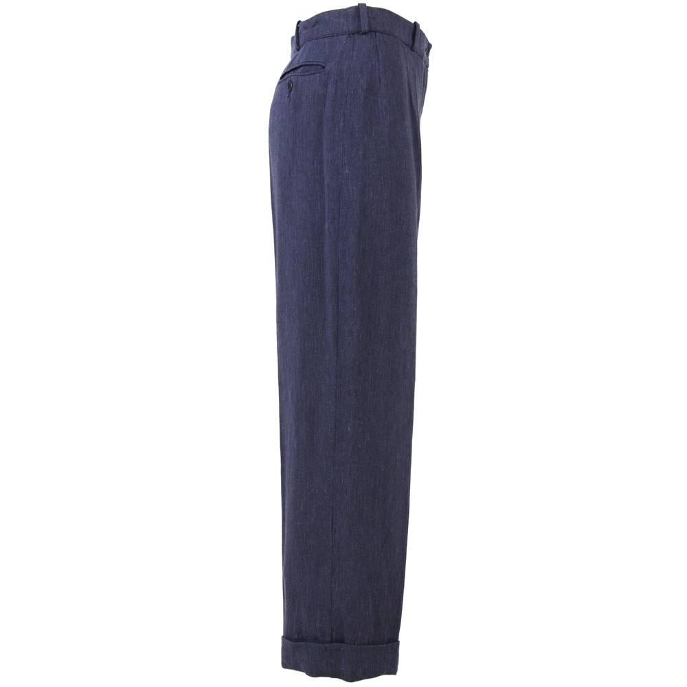 Lovely and flattering Hermès pants in blue linen, with a very classical and comfortable fit. Feature a pocket with a button on the back. Good conditions.

Measurements:
Height: 98 cm
Waist: 36 cm
Crotch: 68 cm
