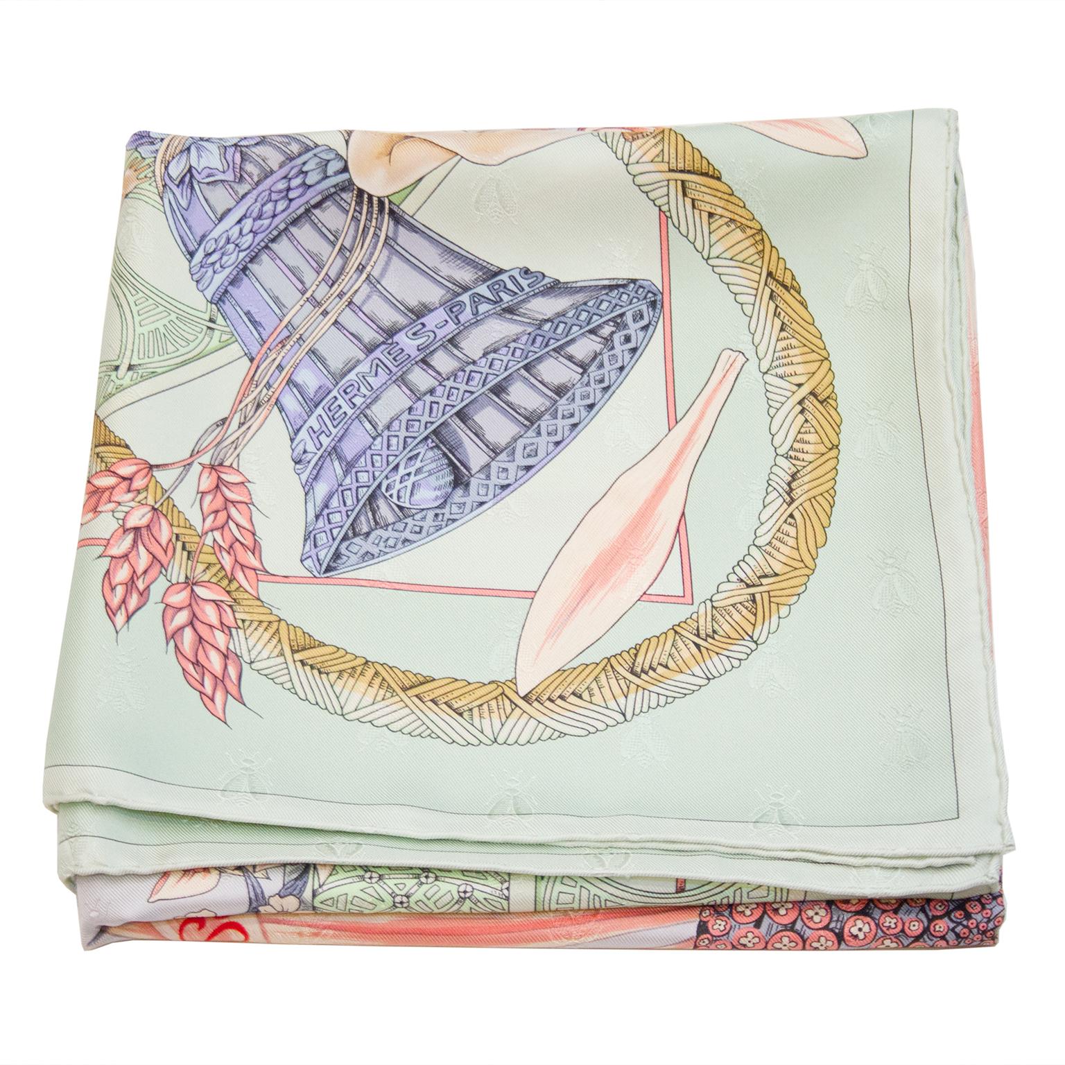 Toujours indémodable:: le foulard carré en soie pastel d'Hermès. Vert menthe avec détails rose pâle de grandes marguerites:: d'anges et de cloches. Dit 