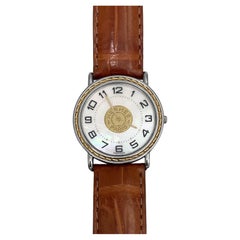 Hermès Montre-bracelet Sellier en cuir de crocodile marron et quartz, couleur or, années 1990