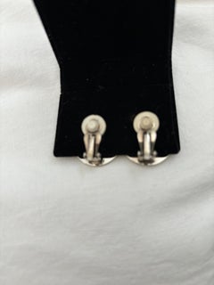 Hermès-Ohrclips „SELLIER“ aus den 1990er Jahren in Silber- und Goldoptik, mit Schachtel