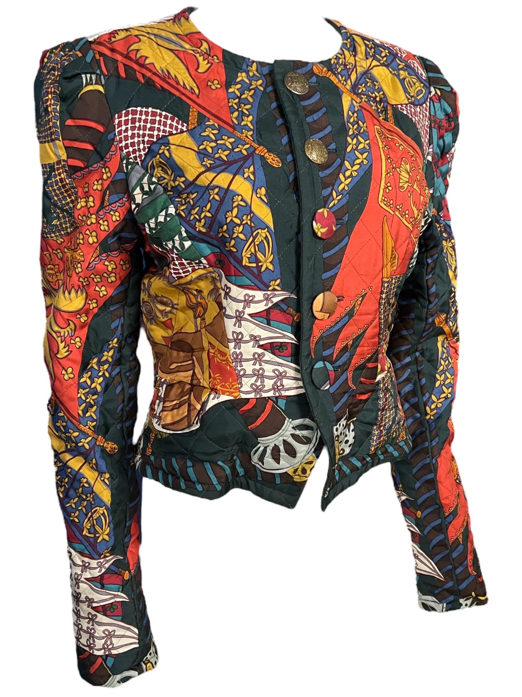 1990's rare Hermes vintage 'Etendards et Bannieres' scarf printed quilted reversible jacket. The reverse side is a dark green wool and cashmere.
Novelty buttons.

Size: 42

Condition: Excellent condition

Measurements:
Bust- 36”
Waist- 32”
Length-