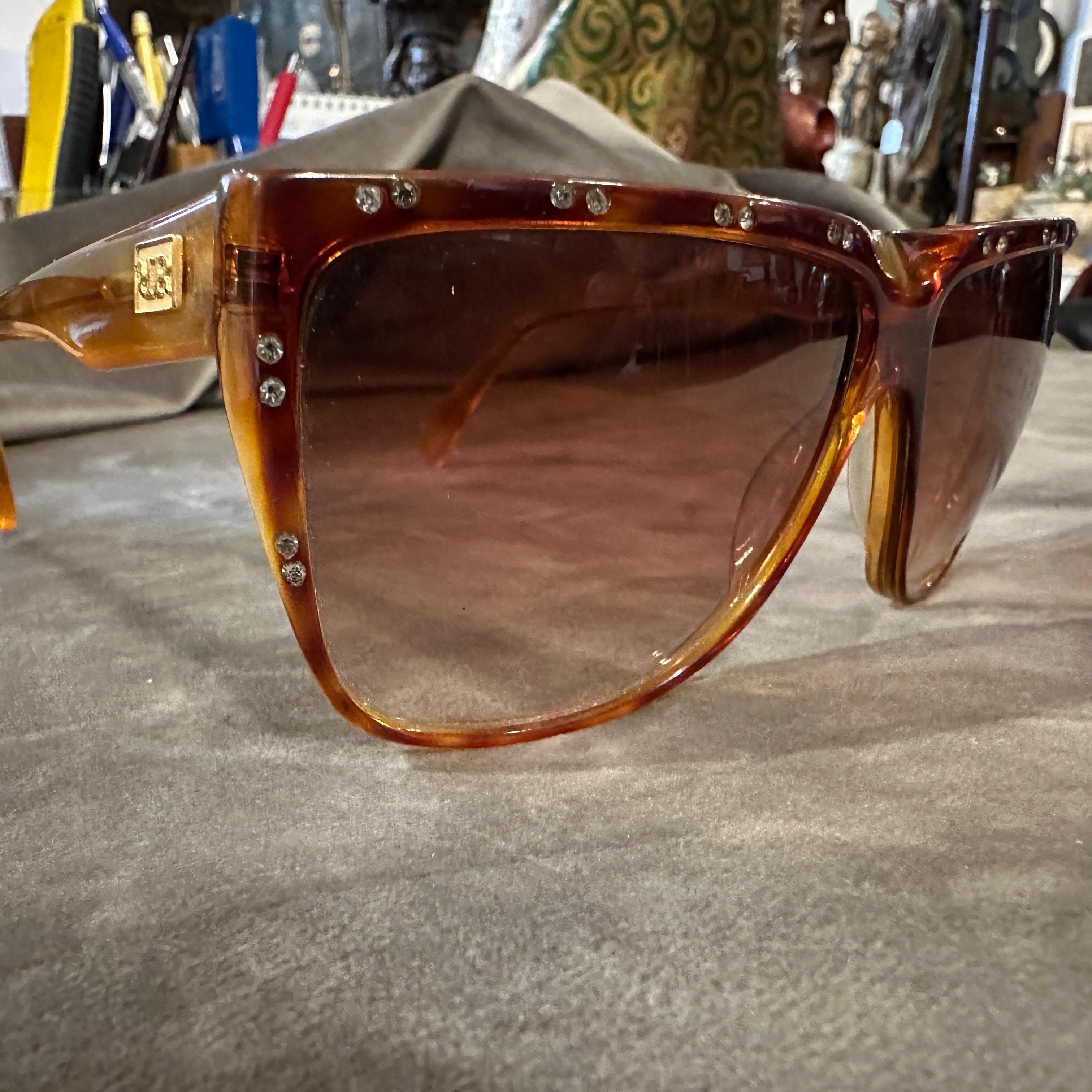 1990er Jahre Hochwertige braune Jewell-Sonnenbrille aus Acetat von Raffaella Curiel (Braun) im Angebot
