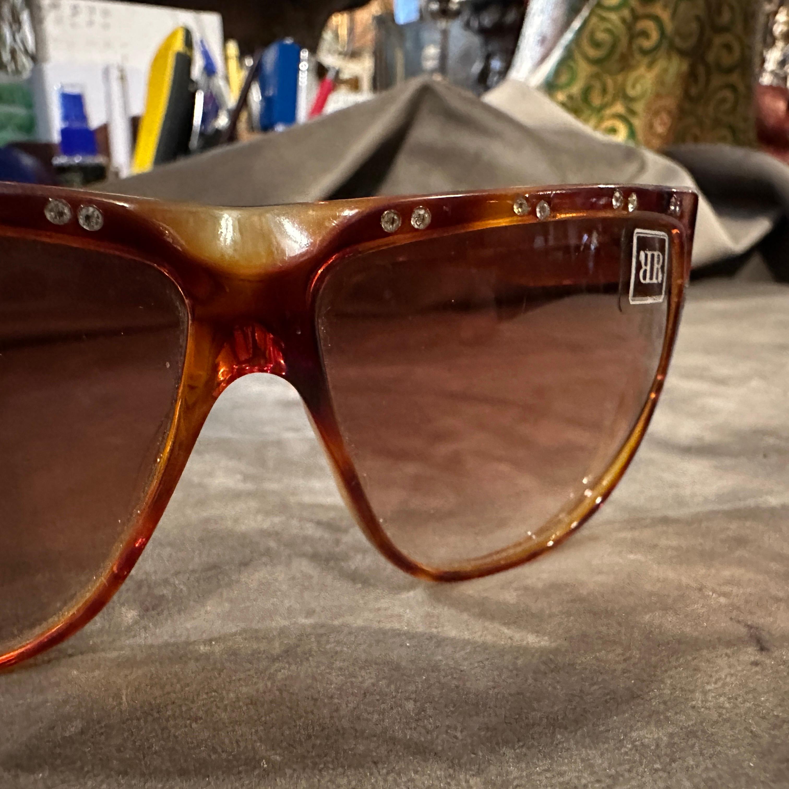 1990er Jahre Hochwertige braune Jewell-Sonnenbrille aus Acetat von Raffaella Curiel im Zustand „Hervorragend“ im Angebot in Aci Castello, IT