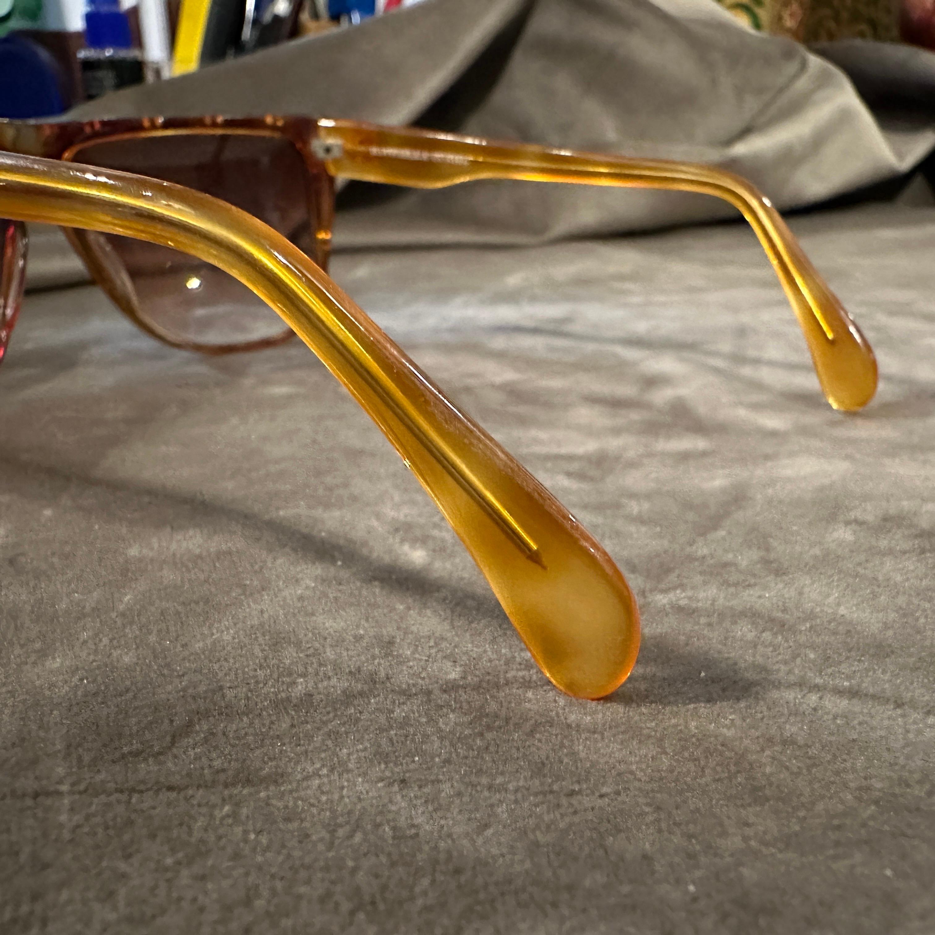 1990er Jahre Hochwertige braune Jewell-Sonnenbrille aus Acetat von Raffaella Curiel im Angebot 1
