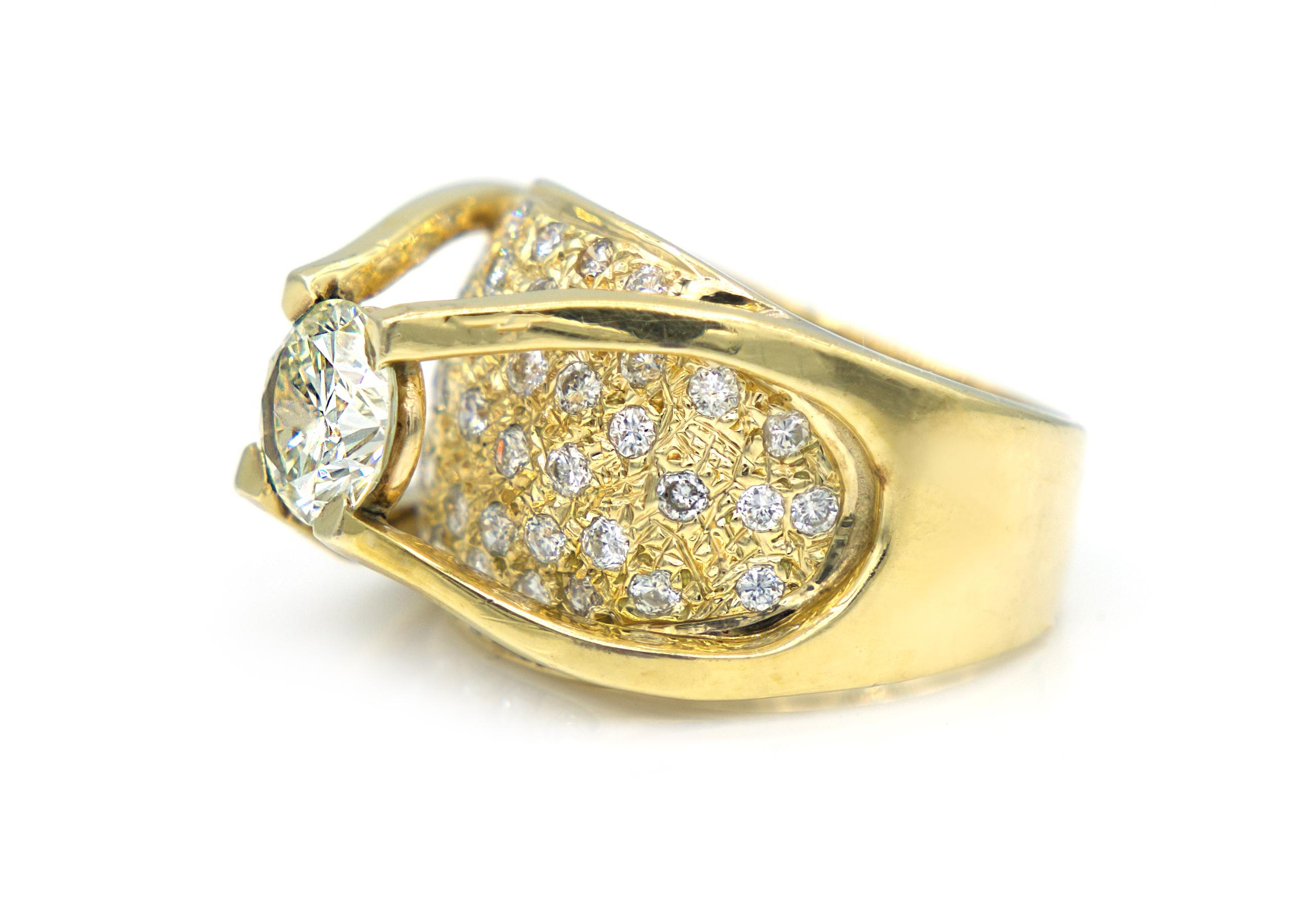 Dieser atemberaubende Ring aus den 1990er Jahren ist ein Originaldesign von Ben Moses. In der Mitte befindet sich ein glänzender, runder Diamant von 1,45 Karat, der hoch über einem Bett aus kleineren, gepflasterten Diamanten mit einem Gesamtgewicht