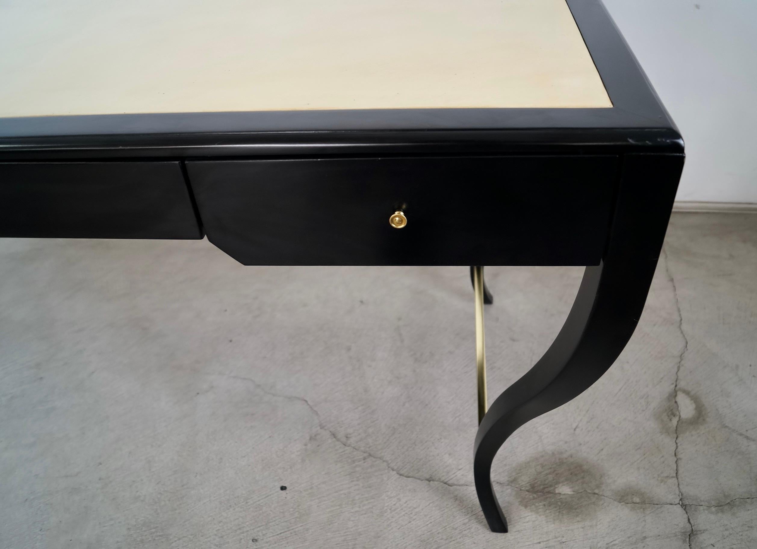 1990's Hollywood Regency Century Furniture Escritorio lacado en negro y cuero en venta 10