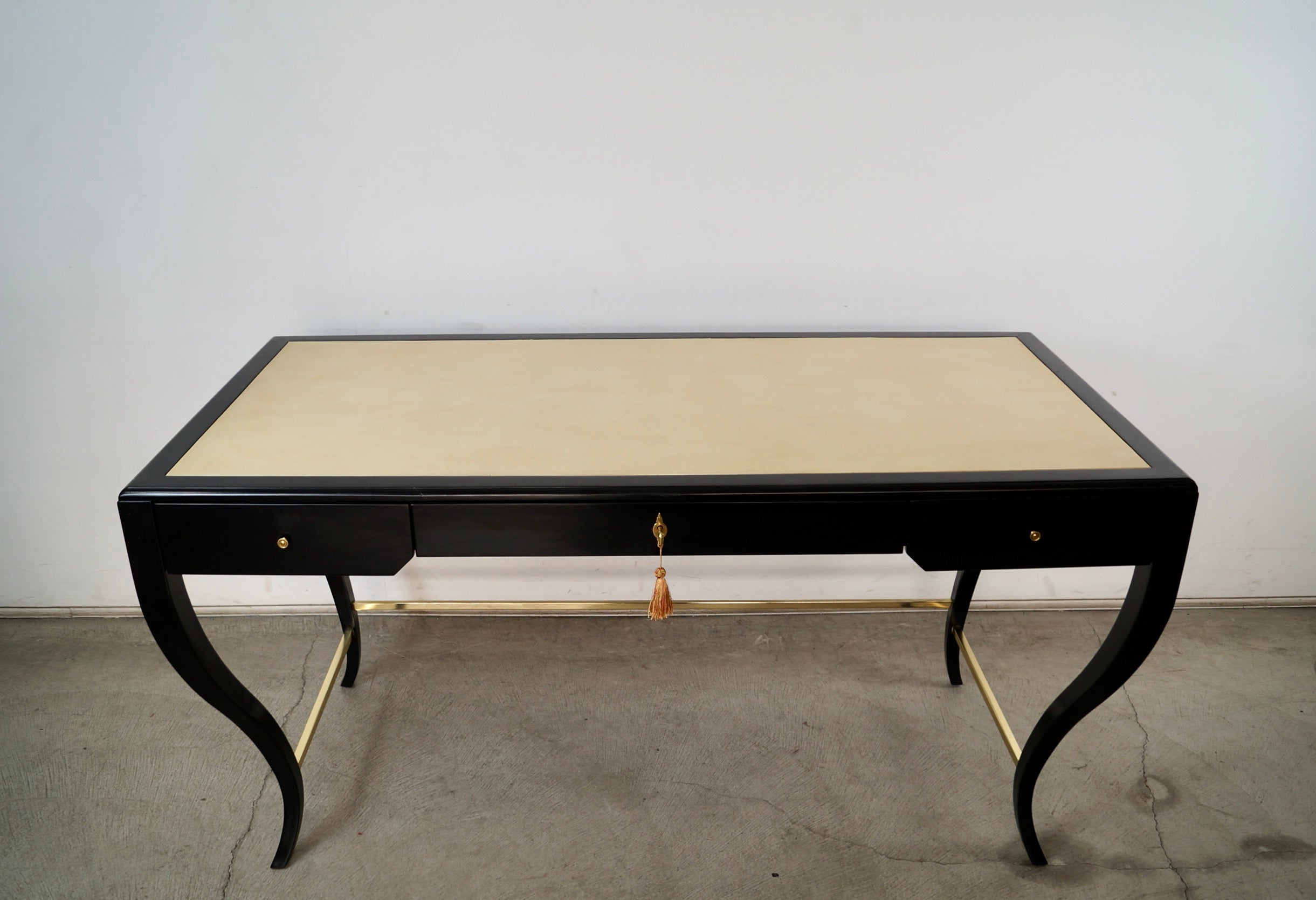 Se vende escritorio vintage de alta gama Hollywood Regency. Fue fabricada en los años 90 por Monarch Fine Furniture para Century, y tiene la placa y las etiquetas originales. Este era el escritorio Peyton, y es raro. Tiene un armazón de madera