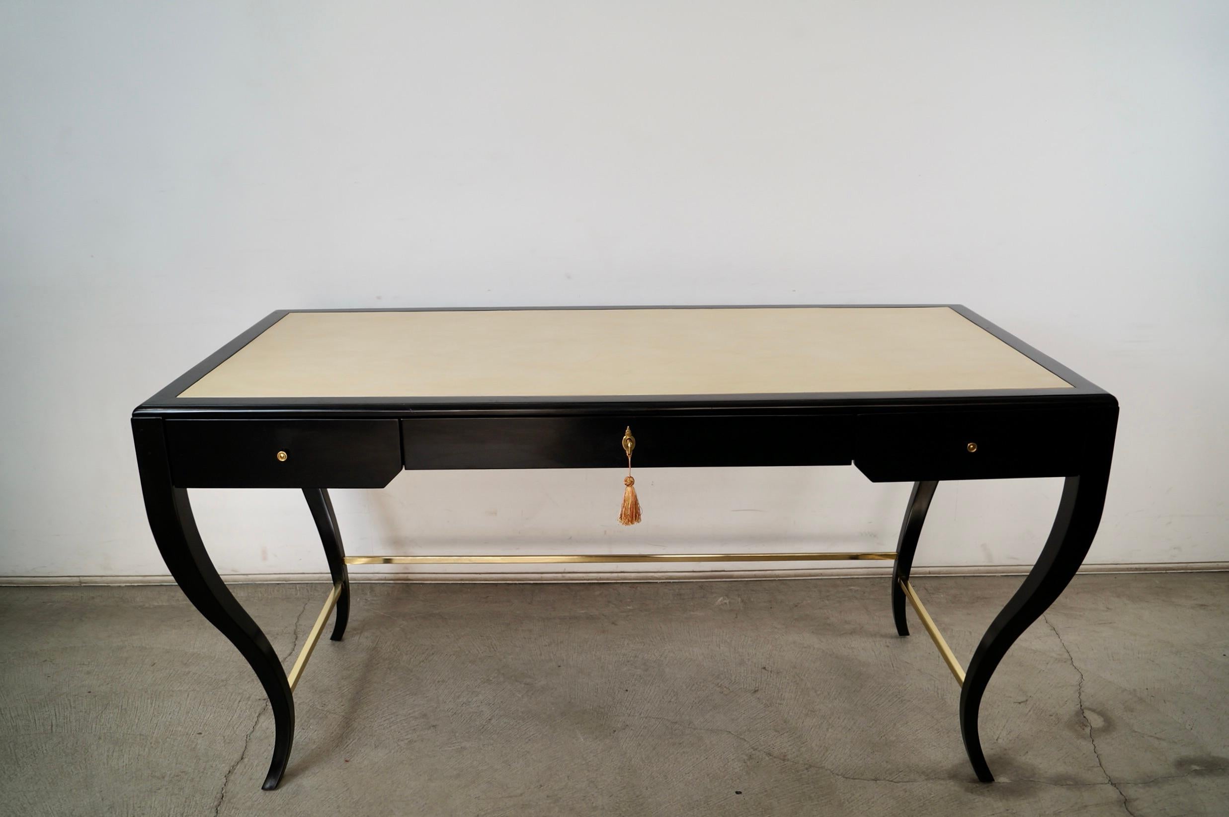 1990's Hollywood Regency Century Furniture Escritorio lacado en negro y cuero Regencia de Hollywood en venta