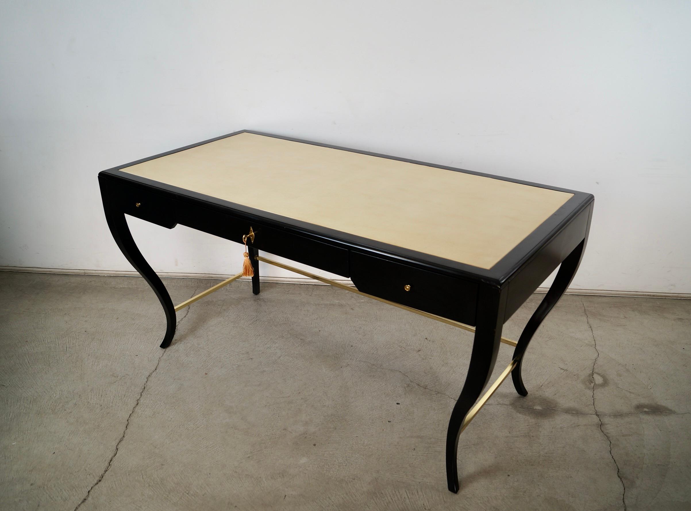 1990's Hollywood Regency Century Furniture Escritorio lacado en negro y cuero Estadounidense en venta