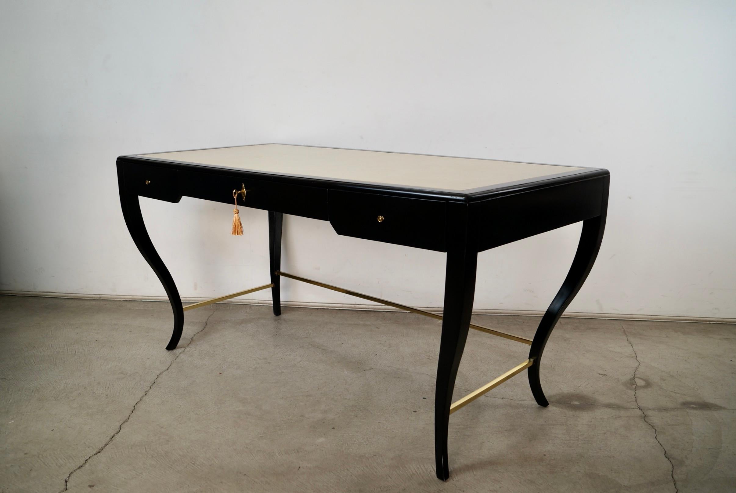 1990's Hollywood Regency Century Furniture Escritorio lacado en negro y cuero en Bueno estado para la venta en Burbank, CA