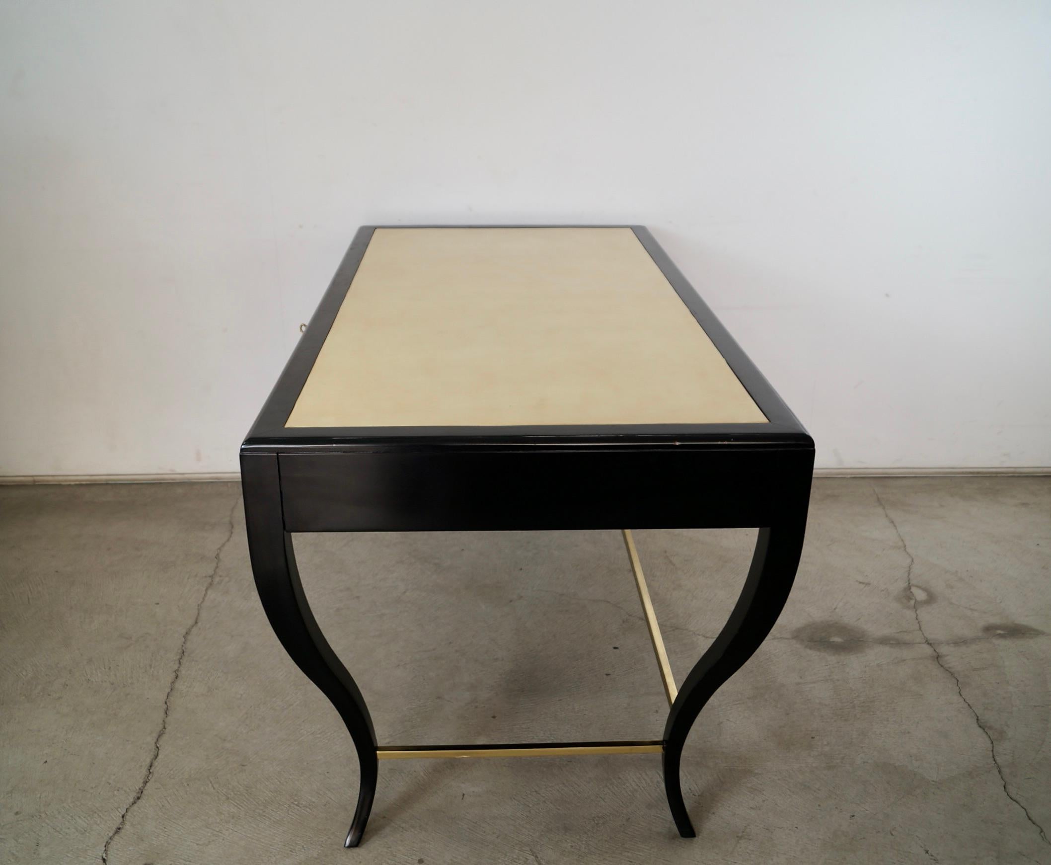 1990's Hollywood Regency Century Furniture Escritorio lacado en negro y cuero finales del siglo XX en venta
