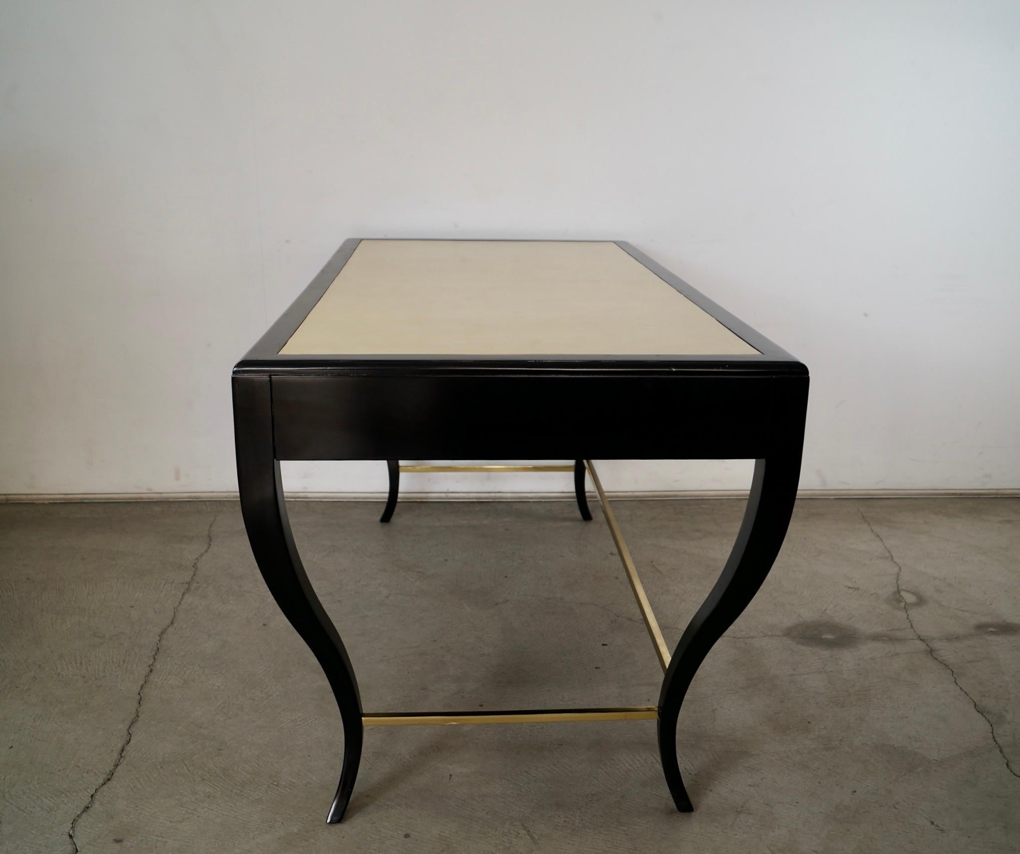 1990's Hollywood Regency Century Furniture Escritorio lacado en negro y cuero Latón en venta