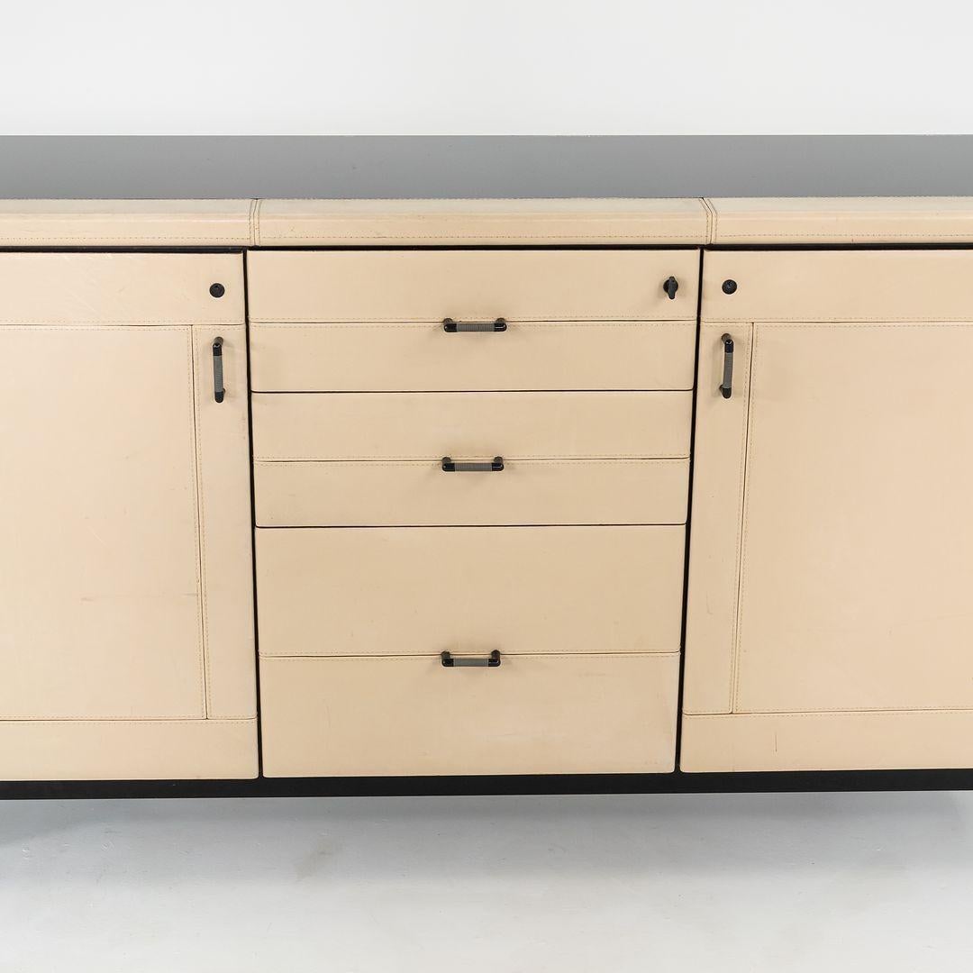 1990 i4 Mariani per Pace Collection Summit Credenza con frontale rivestito in pelle avorio in vendita 5