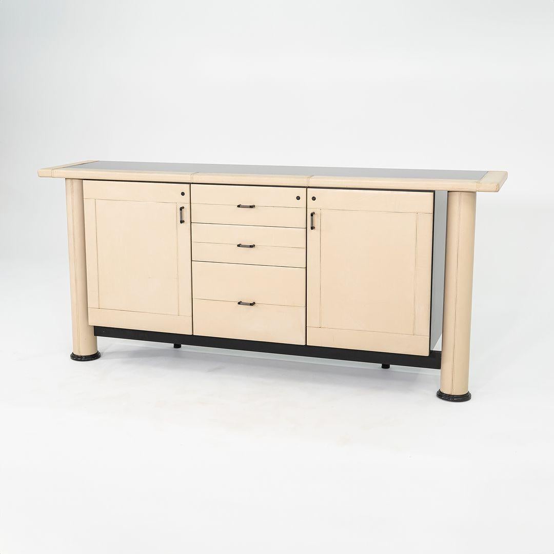 Questa è una credenza con rivestimento in pelle 