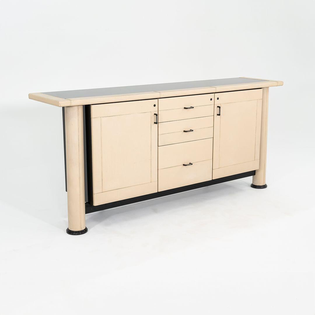 Moderno 1990 i4 Mariani per Pace Collection Summit Credenza con frontale rivestito in pelle avorio in vendita