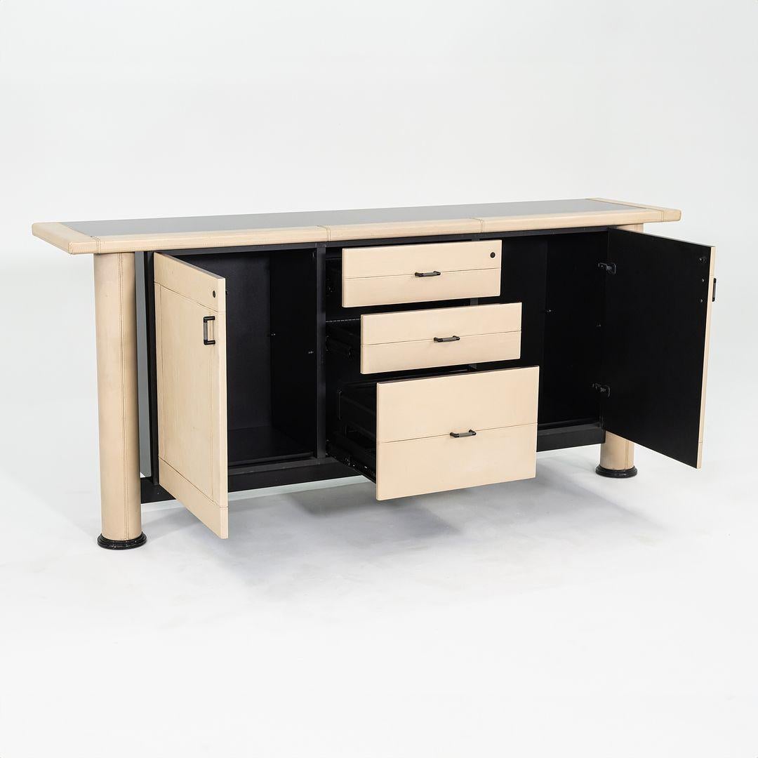 Italiano 1990 i4 Mariani per Pace Collection Summit Credenza con frontale rivestito in pelle avorio in vendita