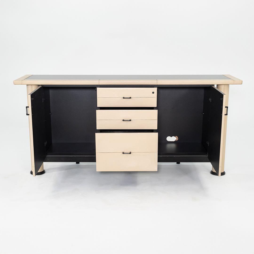 1990 i4 Mariani per Pace Collection Summit Credenza con frontale rivestito in pelle avorio In condizioni buone in vendita a Philadelphia, PA