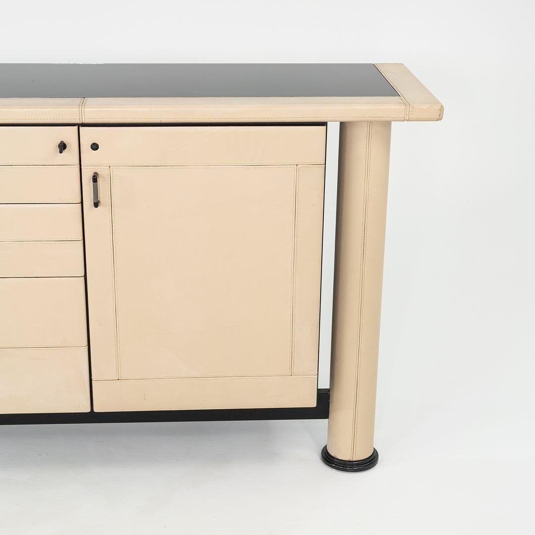 Fine XX secolo 1990 i4 Mariani per Pace Collection Summit Credenza con frontale rivestito in pelle avorio in vendita