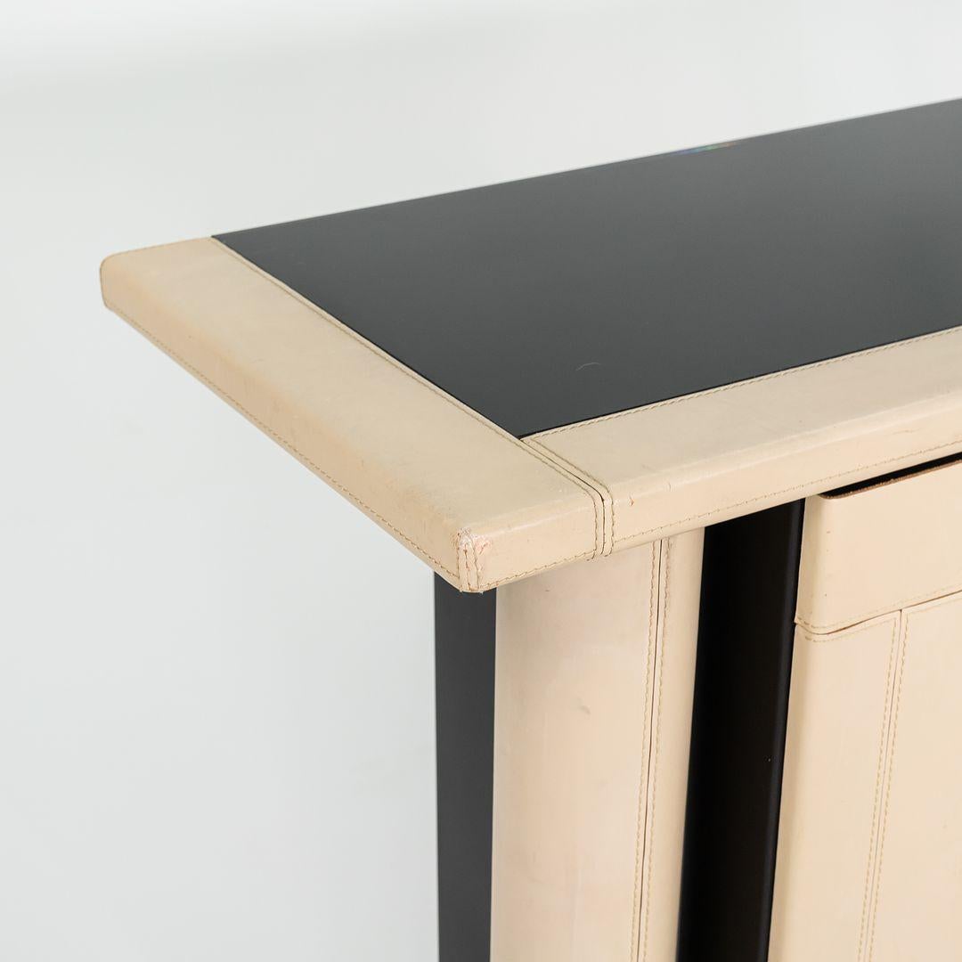 Acciaio 1990 i4 Mariani per Pace Collection Summit Credenza con frontale rivestito in pelle avorio in vendita