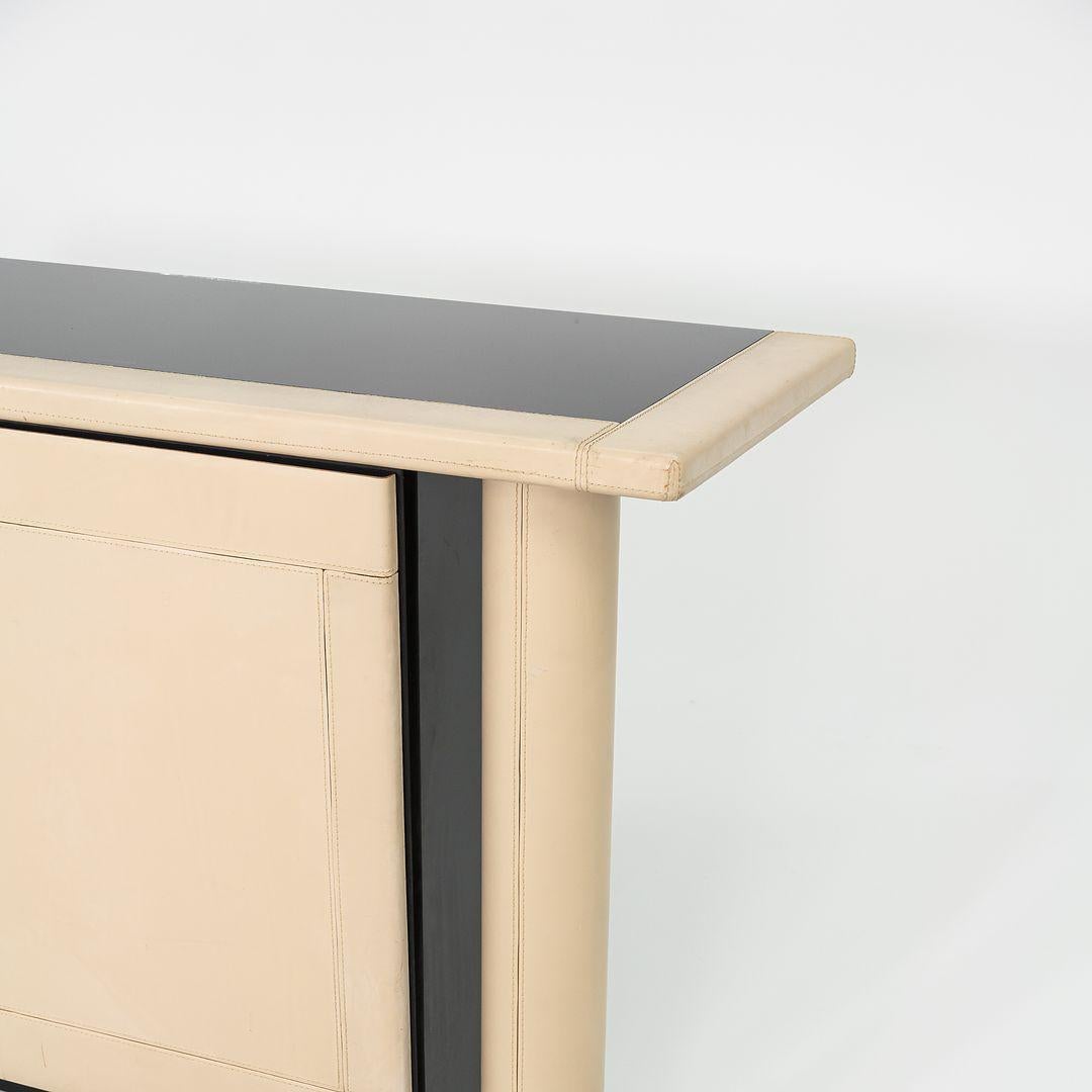 1990 i4 Mariani per Pace Collection Summit Credenza con frontale rivestito in pelle avorio in vendita 1