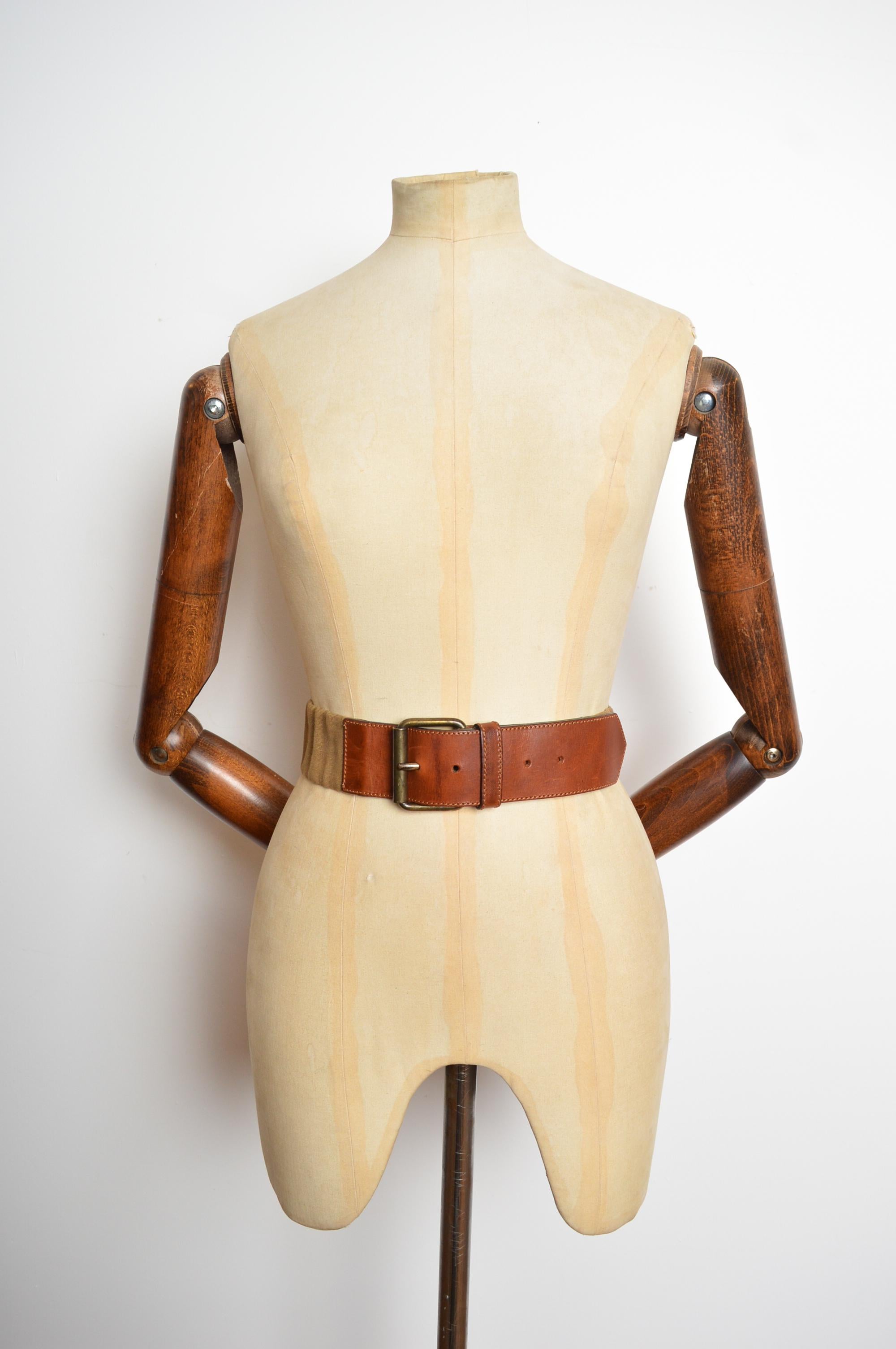 Una cintura in pelle marrone e tela verde oliva di Greene & Greene degli anni '90. Caratterizzato da fibbia in bronzo antico e grande logo stampato. Possono essere stilizzati sul davanti o sul retro.
Le misure sono indicate in pollici ('')
Taglia di