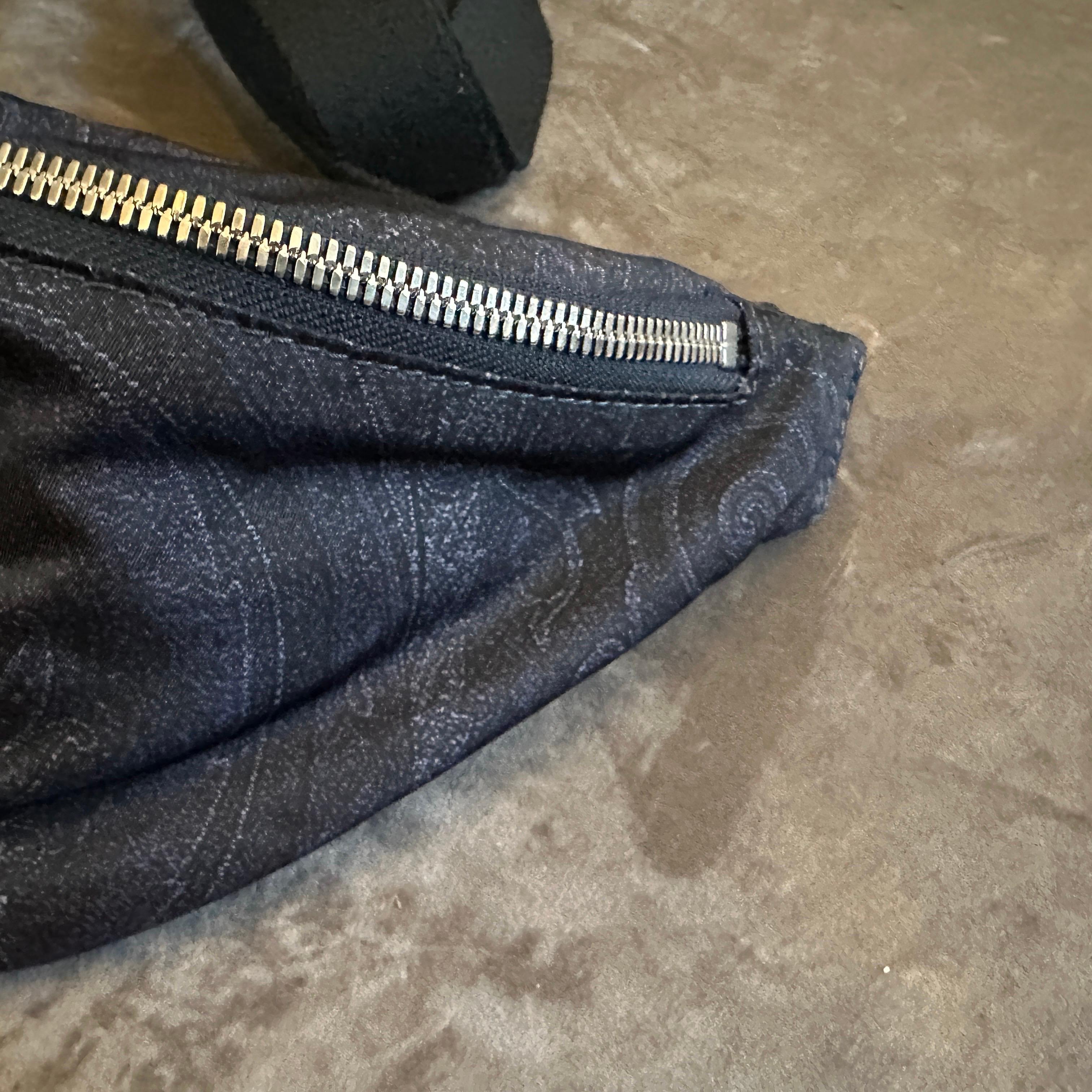 Femenino o masculino Riñonera icónica de tela de cachemira azul de los años 90 de Etro Milano en venta