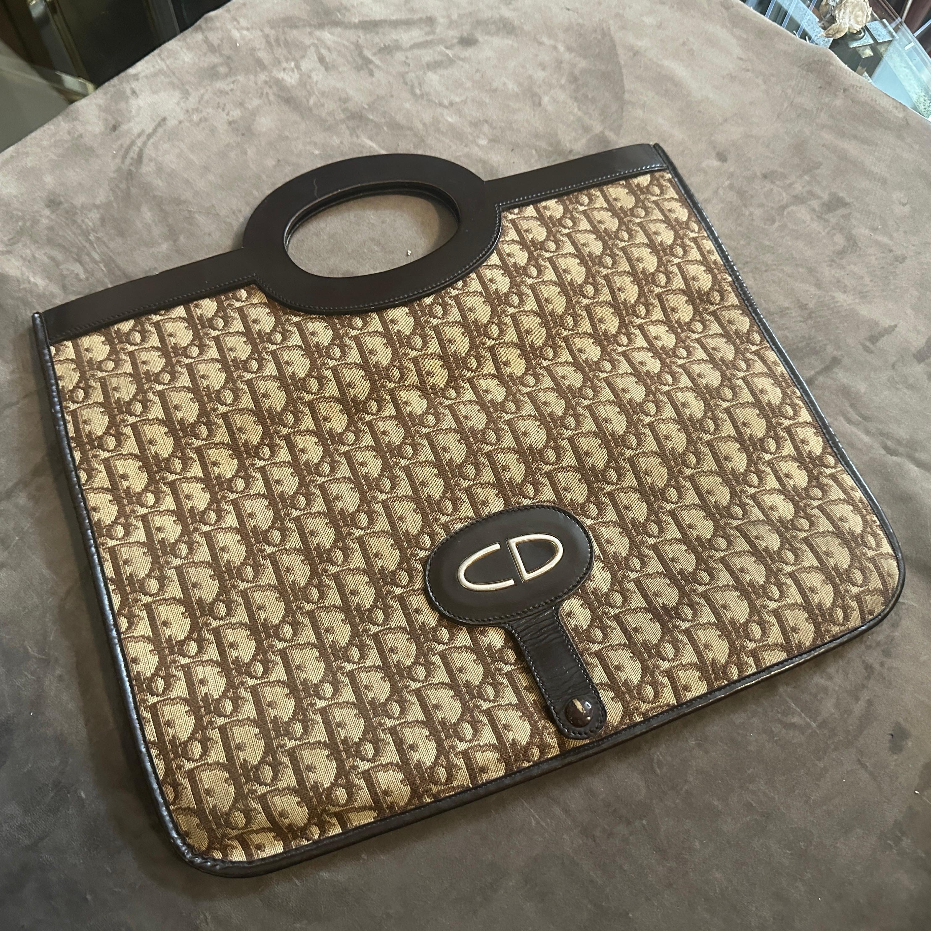 Véritable pièce d'histoire de la mode des années 1990, ce sac à main emblématique de Christian Dior reflète le style audacieux et sophistiqué de l'époque. Son design polyvalent permet de le porter comme un sac à bandoulière chic ou de le glisser