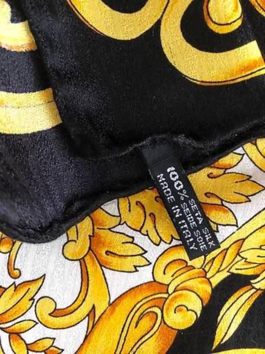 Gianni Versace Écharpe en soie imprimée Medusa Barocco de couleur jaune/or et noir, bordures roulées à la main, Made In Italy

Condit : 1990, très bon vintage  

Dimensions : 86x86cm 