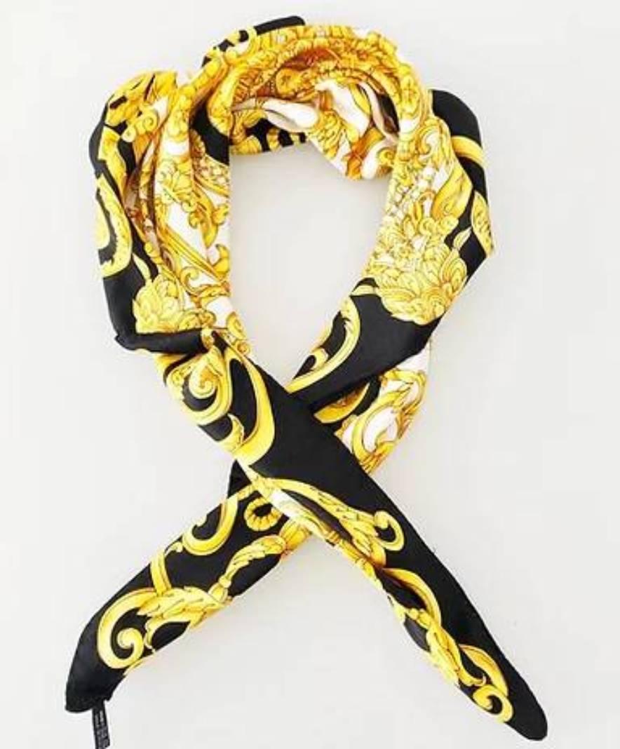 1990 Gianni Versace Foulard en soie imprimé Medusa jaune  en vente 1