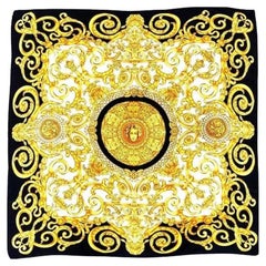 1990 Gianni Versace Foulard en soie imprimé Medusa jaune 