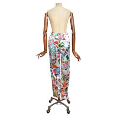 Kultige, farbenfrohe Hose von Moschino aus den 1990er-Jahren mit Monopoly-Muster und hoher Taille