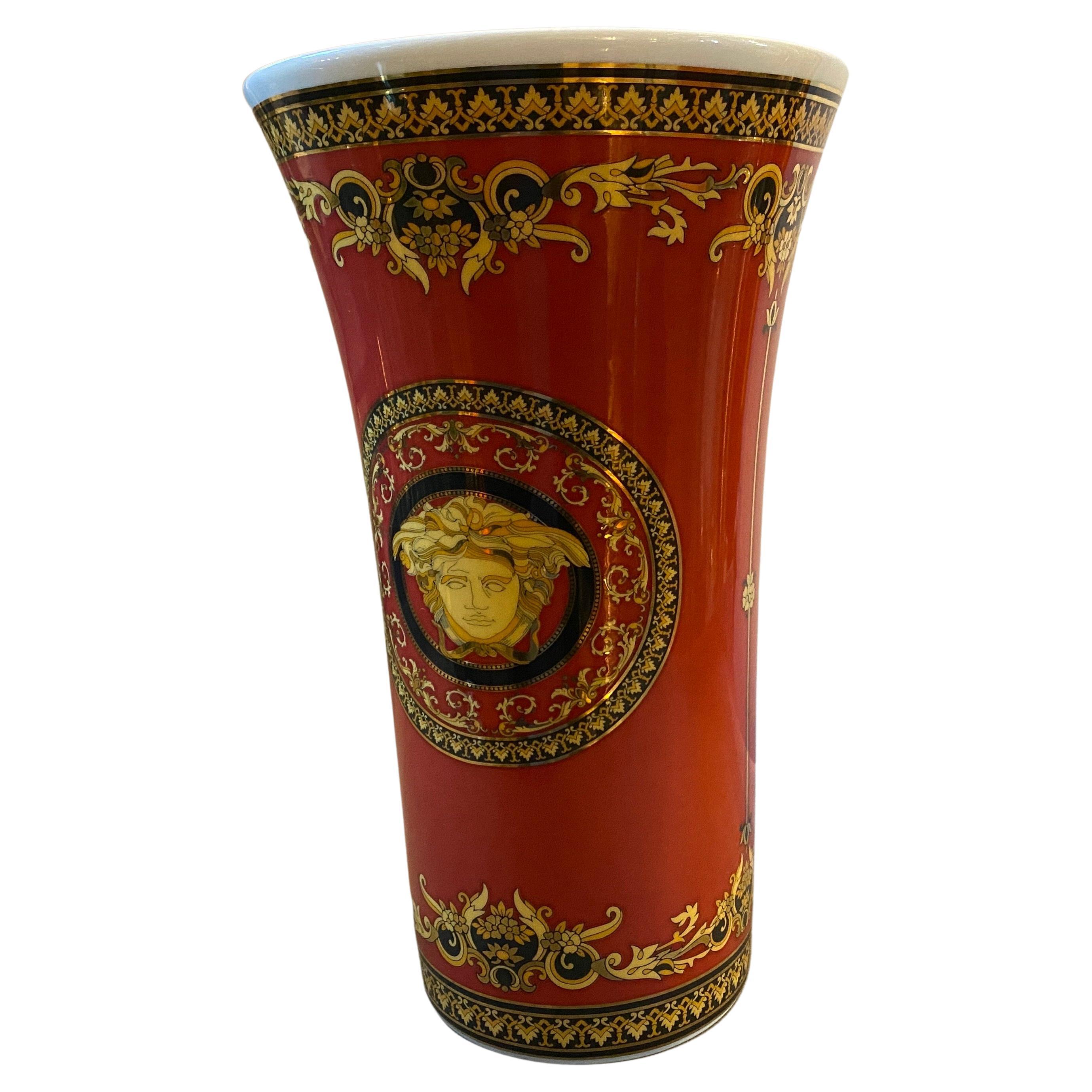 Vase en porcelaine rouge et or conçu par Gianni Versace et fabriqué par Rosenthal dans les années quatre-vingt-dix. Il est en parfait état, probablement jamais utilisé. La Méduse a toujours été utilisée par Gianni Versace et, aujourd'hui, elle est