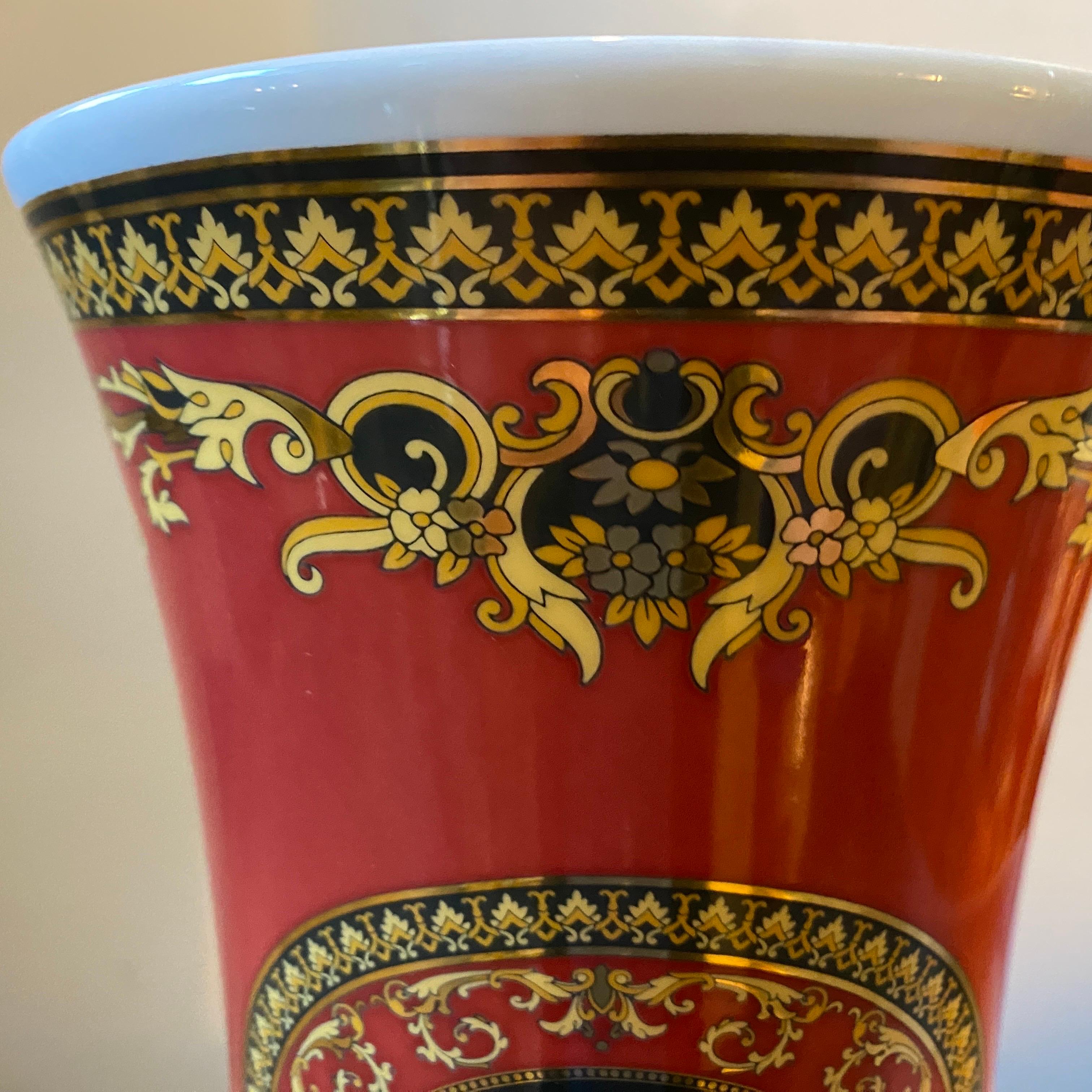 Néo-classique Vase Medusa en porcelaine emblématique conçu par Gianni Versace pour Rosenthal, années 1990 en vente