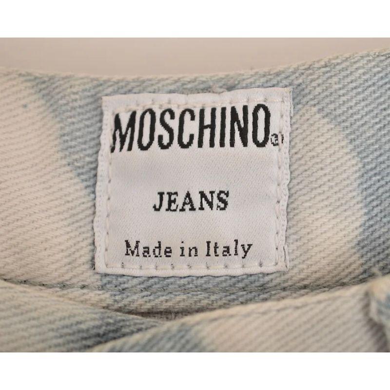 Unglaublich kultige Vintage Moschino 1990's 'Cloud' Print Hose, in der selteneren grau-blauen Farbvariante.

Merkmale:
Knopfverschluss
Klassisches x4-Taschen-Design
Hoch taillierte Passform

100% Baumwolle

Größenordnung: Taille: 28''
Innennaht:
