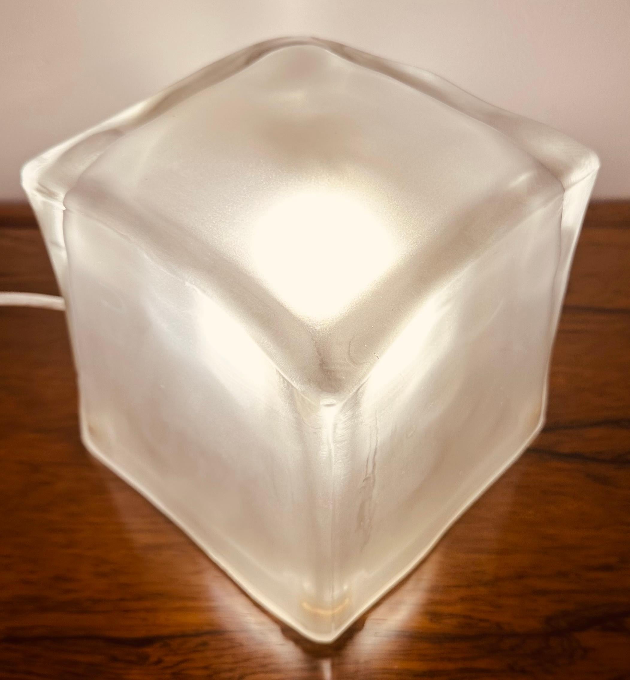 Mid-Century Modern Lampe de bureau Swedish Frosted Iconic Cube 'Iviken' (années 1990) en vente