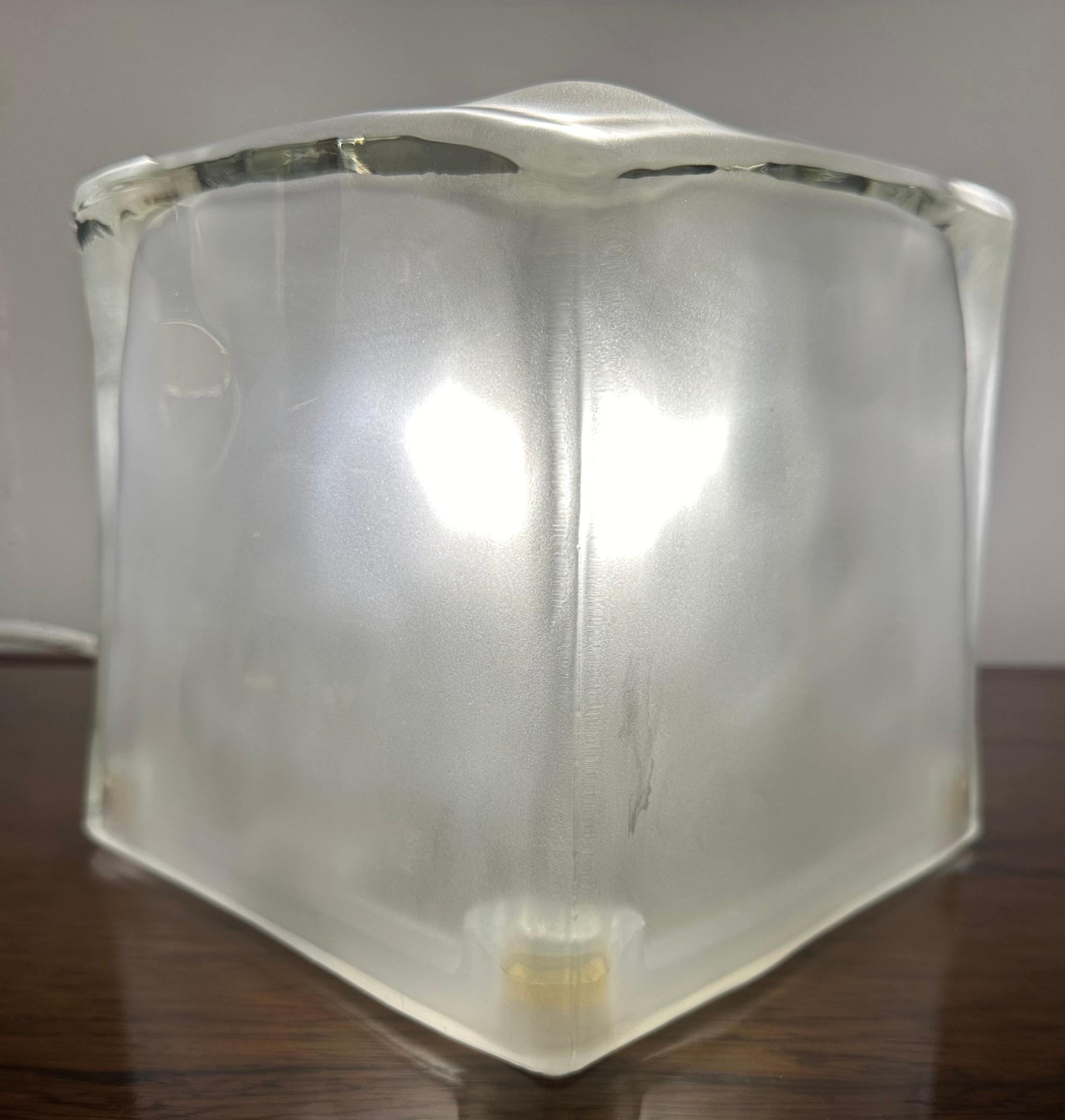 Suédois Lampe de bureau Swedish Frosted Iconic Cube 'Iviken' (années 1990) en vente