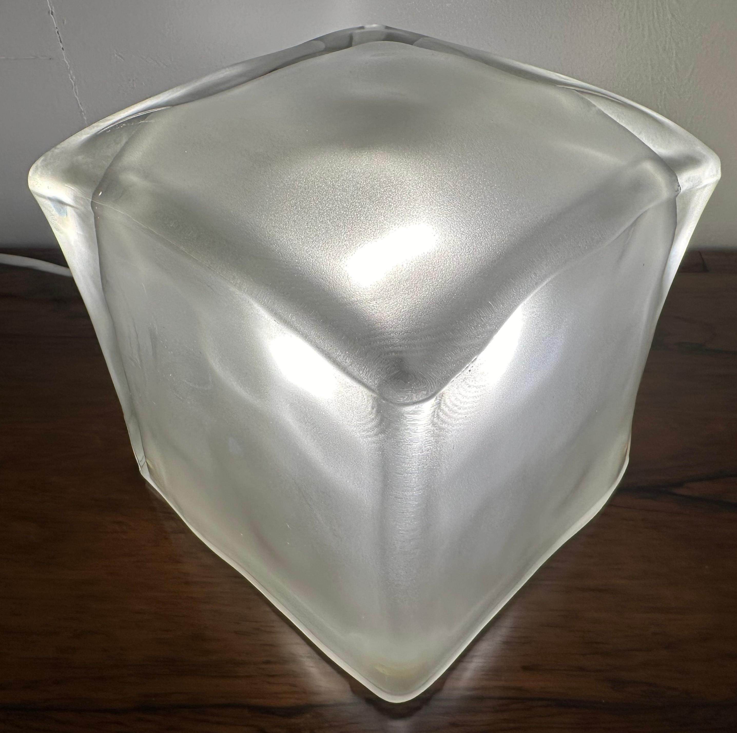 Verre Lampe de bureau Swedish Frosted Iconic Cube 'Iviken' (années 1990) en vente