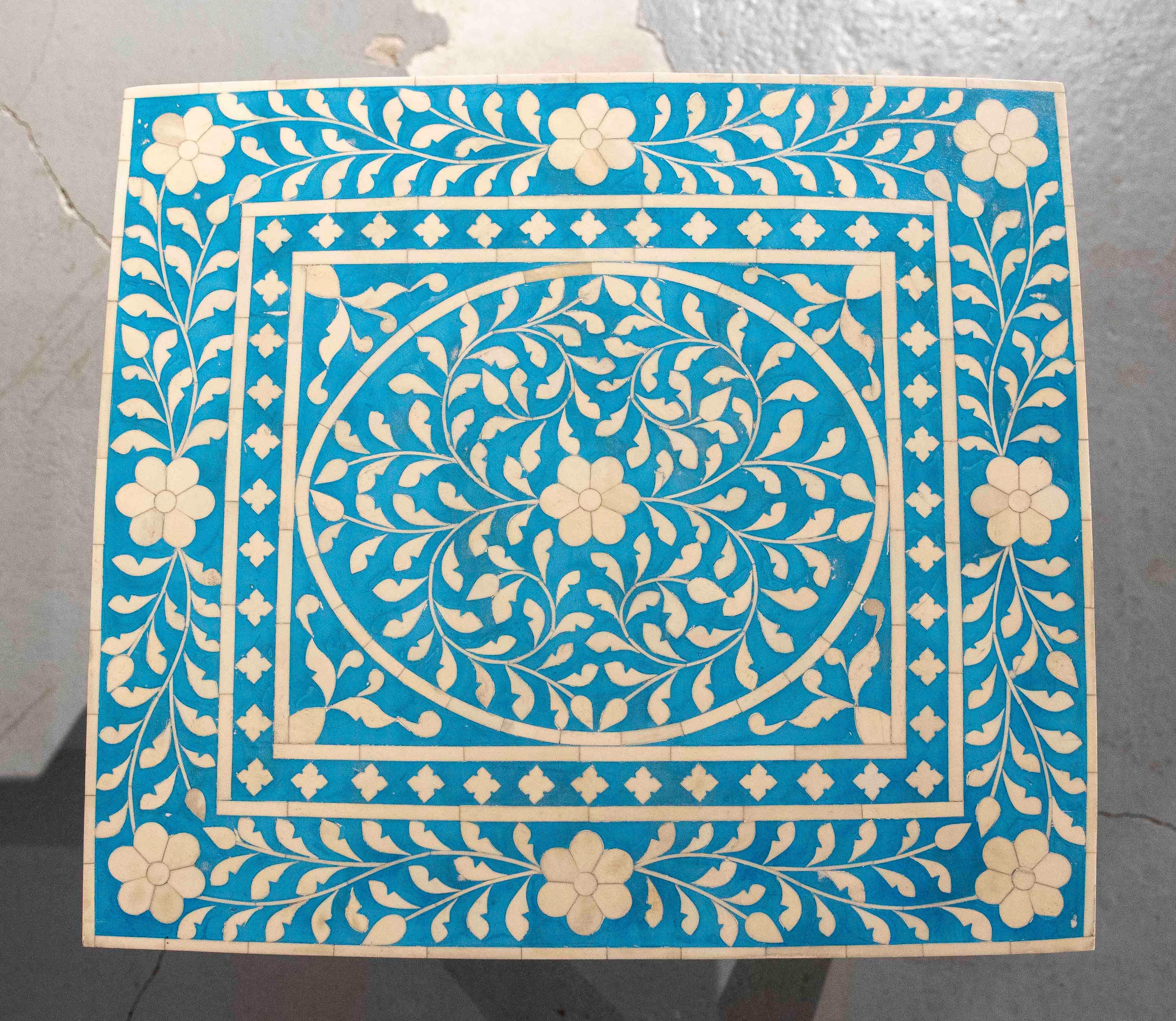 Indischer Tisch aus den 1990er Jahren mit Knochenintarsien und floralem türkisfarbenem Hintergrund im Angebot 5