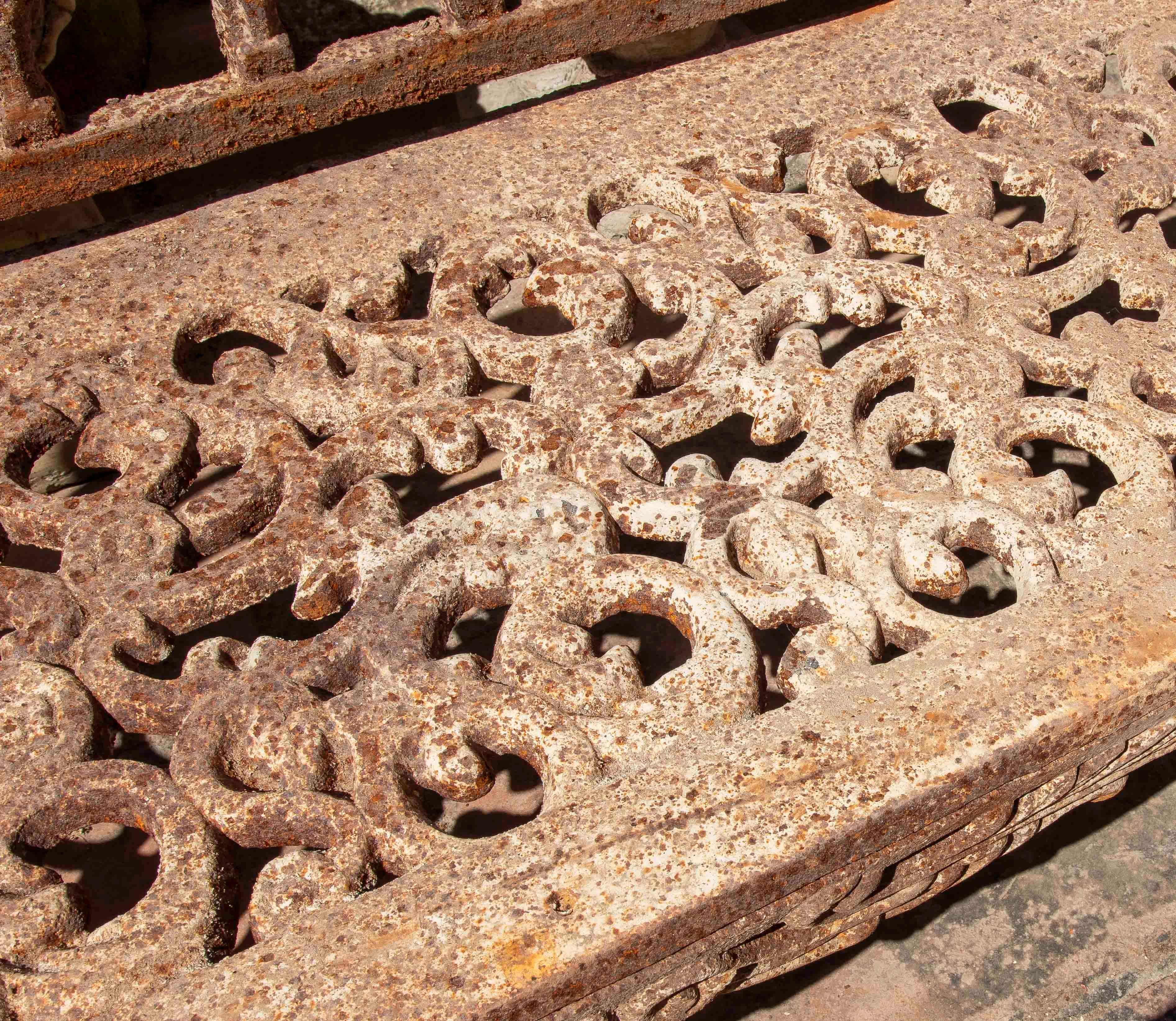 Panchina in ferro degli anni '90 con decorazione ornamentale e patina antica in vendita 4