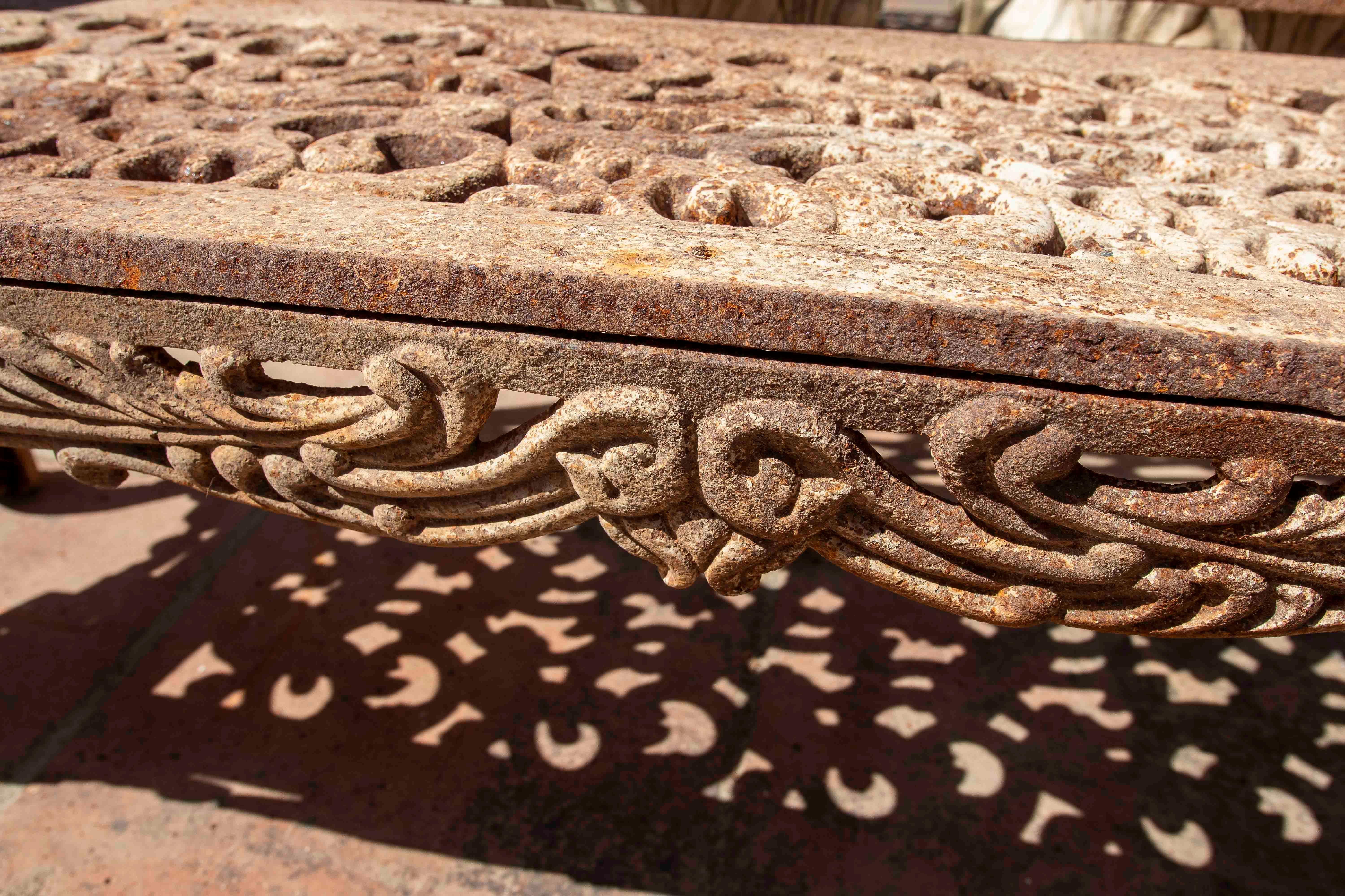 Panchina in ferro degli anni '90 con decorazione ornamentale e patina antica in vendita 6
